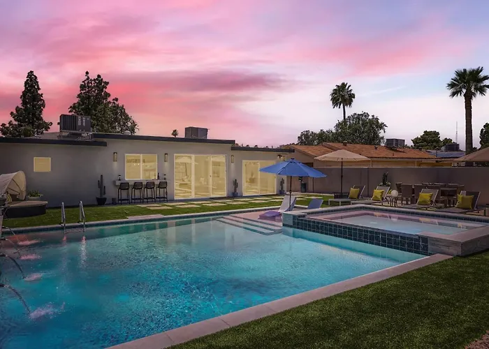 Modern Desert Getaway With Pool, And Tesla Charger Holiday home *