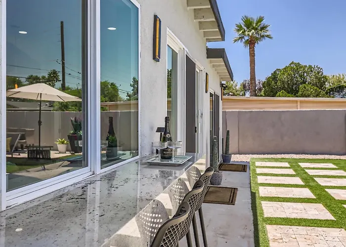 Modern Desert Getaway With Pool, And Tesla Charger Holiday home *