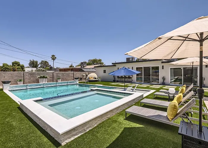Modern Desert Getaway With Pool, And Tesla Charger Holiday home